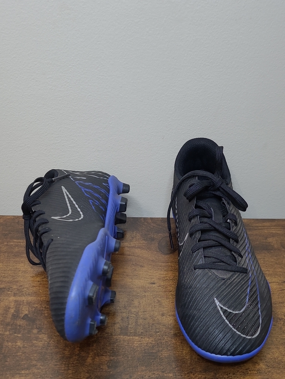 Nike Black Soccer Cleats with Blue Accents size 6.5